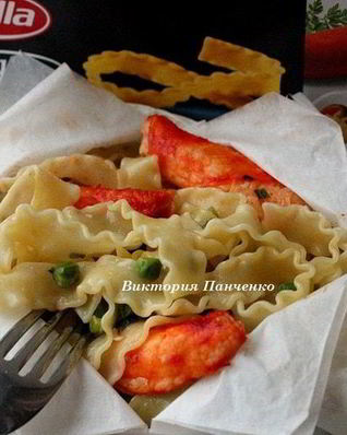 Мафальдине с камчатским крабом и зеленым горошком, запеченные в пергаменте