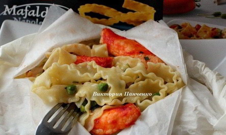 Рецепт мафальдине с камчатским крабом и зеленым горошком, запеченные в пергаменте