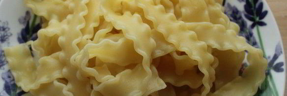 мафальдине с камчатским крабом и зеленым горошком, запеченные в пергаменте