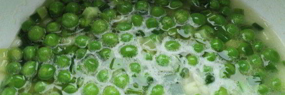 мафальдине с камчатским крабом и зеленым горошком, запеченные в пергаменте