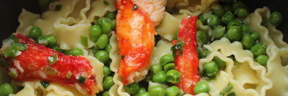 мафальдине с камчатским крабом и зеленым горошком, запеченные в пергаменте