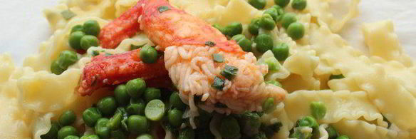 мафальдине с камчатским крабом и зеленым горошком, запеченные в пергаменте