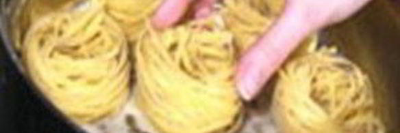 макароны-гнезда с грибным соусом