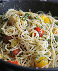 Макароны с помидорами, базиликом и пармезаном