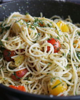 Макароны с помидорами, базиликом и пармезаном