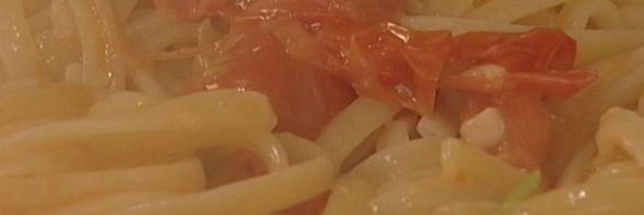 макароны с помидорами, базиликом и пармезаном