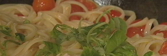 макароны с помидорами, базиликом и пармезаном