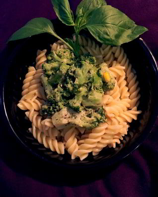 Макароны в молочно-овощном соусе с пряными травами