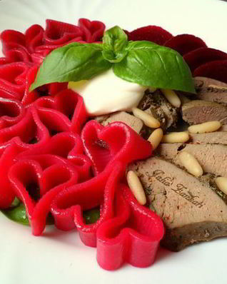 Макарошки, окрашенные свекольным соком с печенью, свеклой и кедровыми орешками