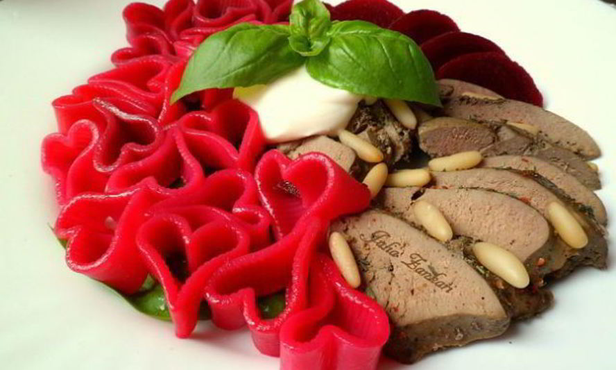 Рецепт макарошек, окрашенных свекольным соком с печенью, свеклой и кедровыми орешками