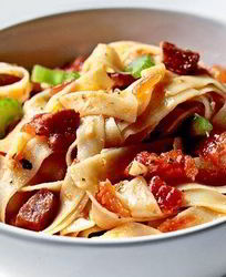 Паста с беконом и томатным соусом