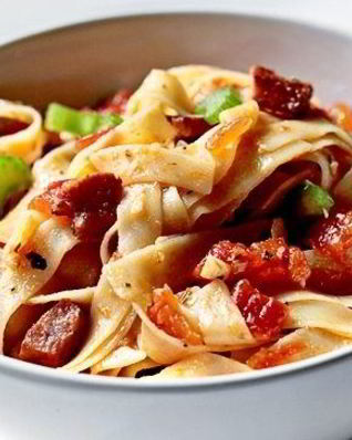 Паста с беконом и томатным соусом