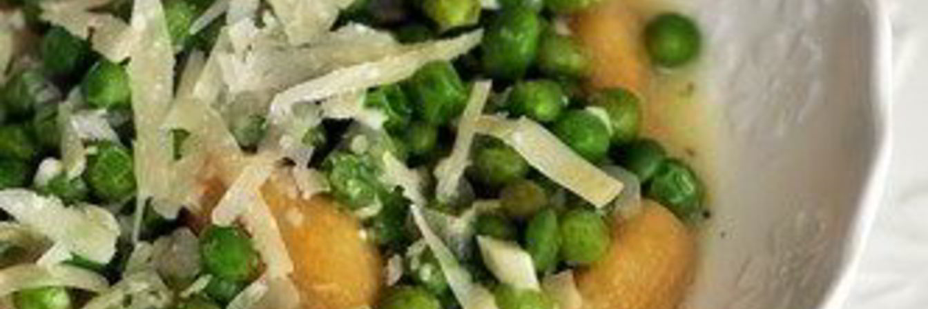 Паста с чесночно-миндальным соусом, мятой, базиликом и горошком