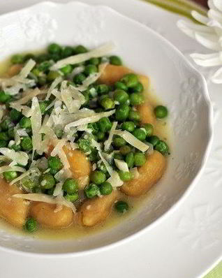 Паста с чесночно-миндальным соусом, мятой, базиликом и горошком