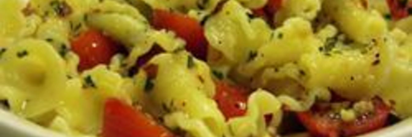 Паста с чесноком и помидорами