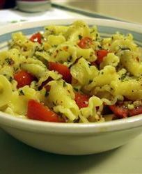 Паста с чесноком и помидорами