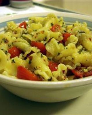 Паста с чесноком и помидорами