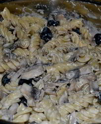 Паста с грибами и оливками