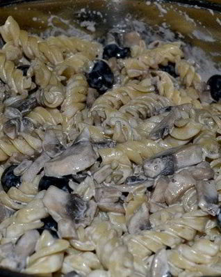 Паста с грибами и оливками