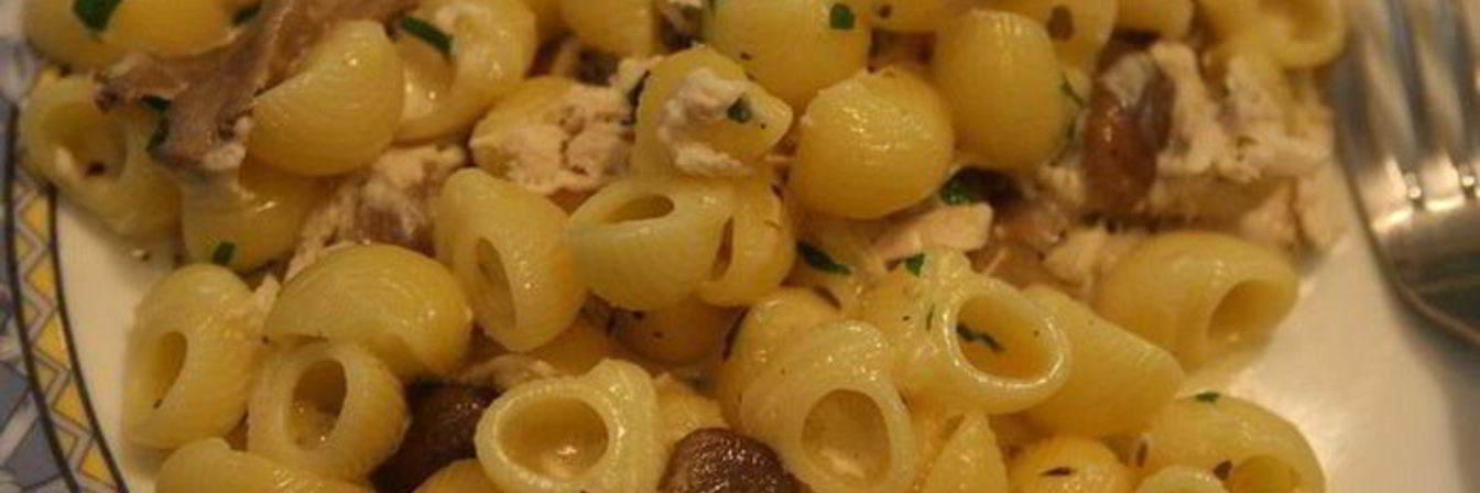 Паста с грибами, цыпленком и сливочным соусом