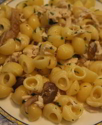 Паста с грибами, цыпленком и сливочным соусом