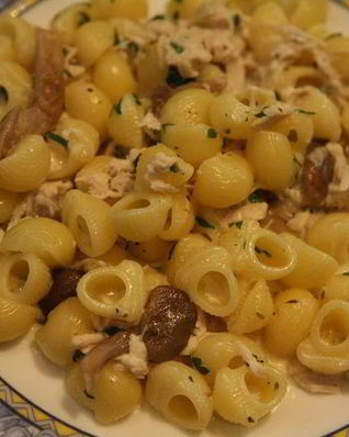 Паста с грибами, цыпленком и сливочным соусом