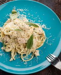 Паста с курицей и шалфеем