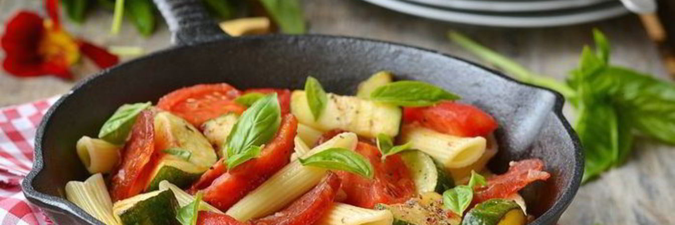 Паста с летними овощами и салями