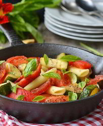 Паста с летними овощами и салями