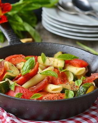 Паста с летними овощами и салями