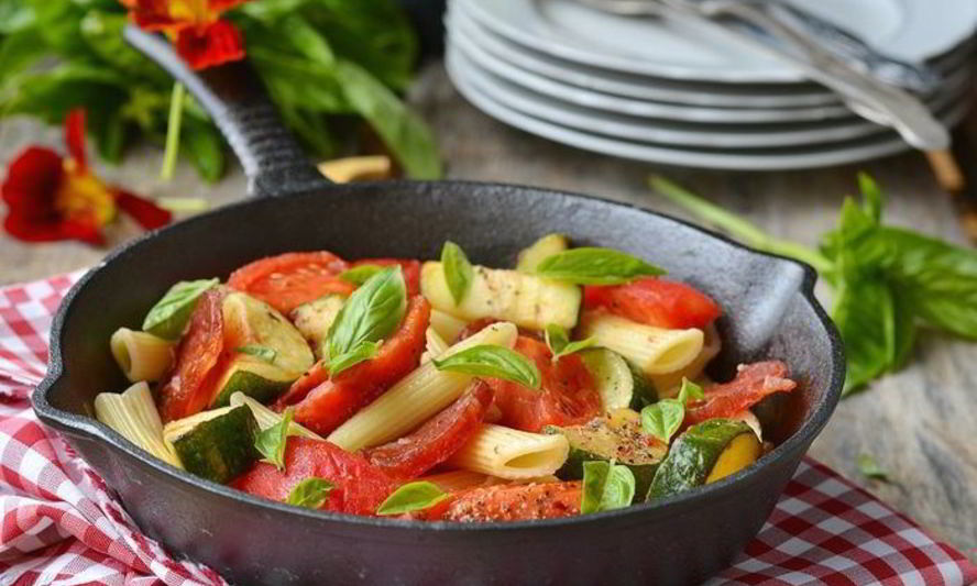 Рецепт пасты с летними овощами и салями