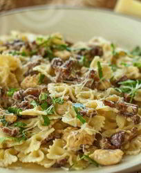 Паста с лисичками и курицей