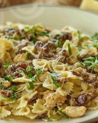 Паста с лисичками и курицей
