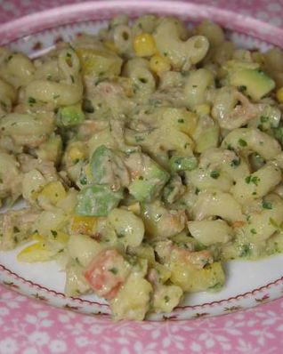 Паста с тунцом, авокадо и сладким перцем