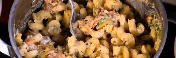 паста с тунцом, авокадо и сладким перцем