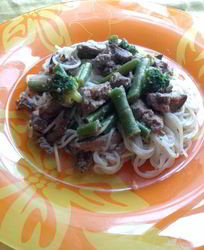 Рисовая лапша с куриной печенью и овощами