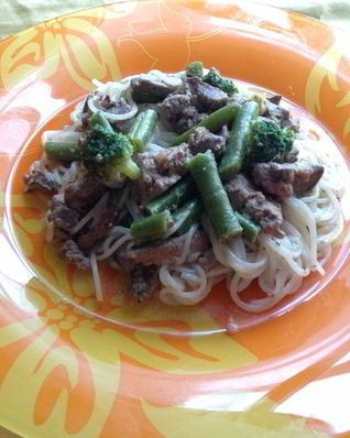 Рисовая лапша с куриной печенью и овощами