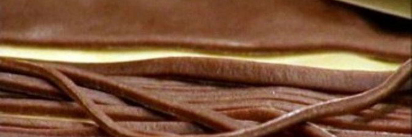 Шоколадные спагетти со сливочно-медовым соусом