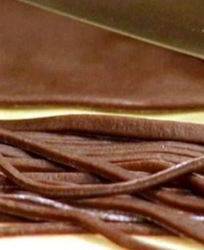 Шоколадные спагетти со сливочно-медовым соусом