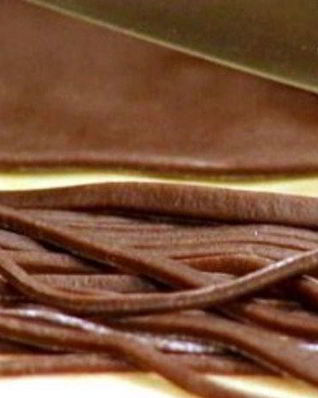 Шоколадные спагетти со сливочно-медовым соусом