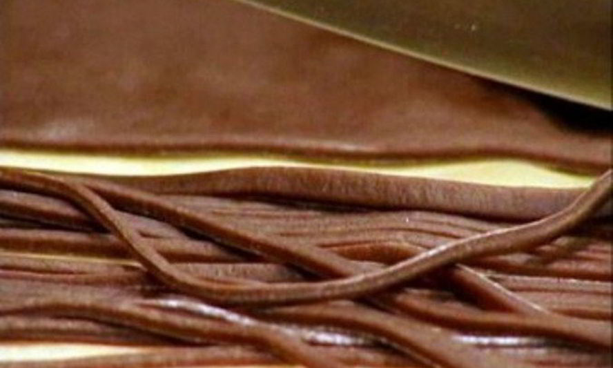 Рецепт шоколадных спагетти со сливочно-медовым соусом