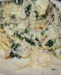 Сицилийская паста с цветной капустой, беконом и шпинатом