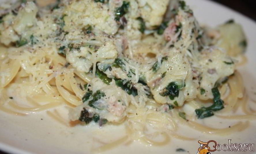 Рецепт сицилийской пасты с цветной капустой, беконом и шпинатом