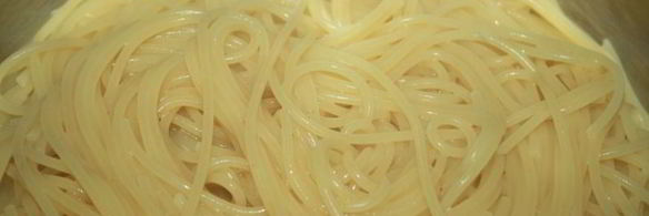 сицилийская паста с цветной капустой, беконом и шпинатом