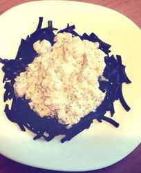 Спагетти с чернилами каракатицы и лососем