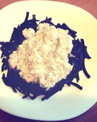 Спагетти с чернилами каракатицы и лососем