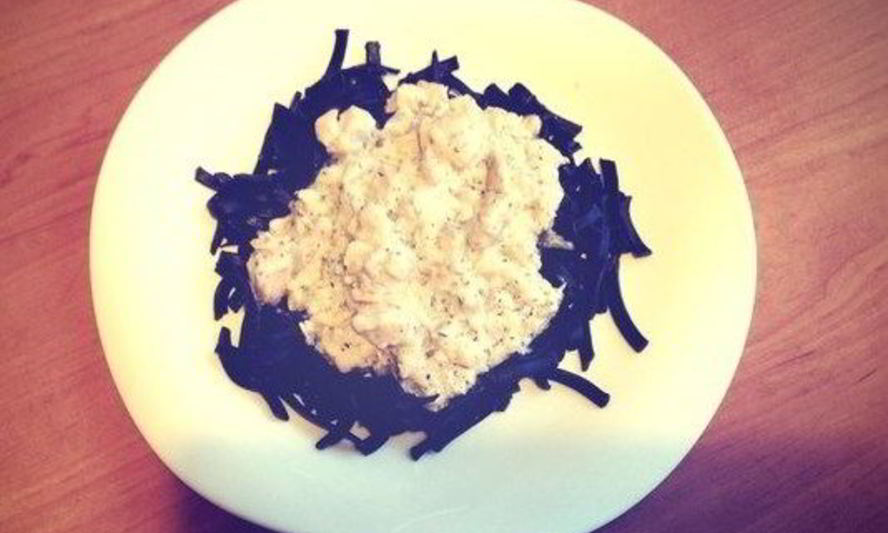 Рецепт спагетти с чернилами каракатицы и лососем