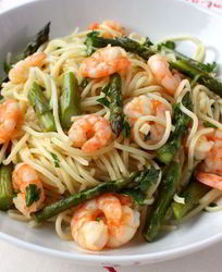 Спагетти с креветками и спаржей