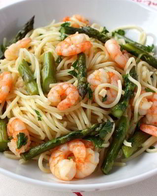 Спагетти с креветками и спаржей