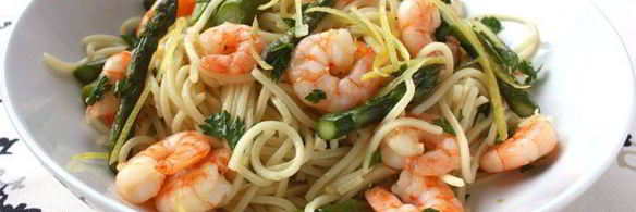 спагетти с креветками и спаржей